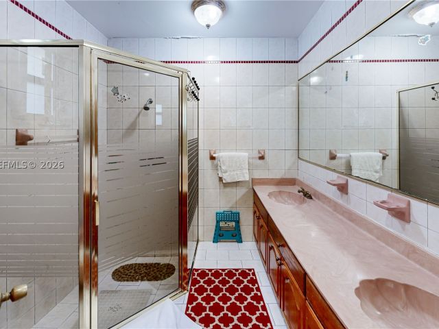 6-bedroom home for sale in Miami - 10900 SW 177th Ter - MondialRealty