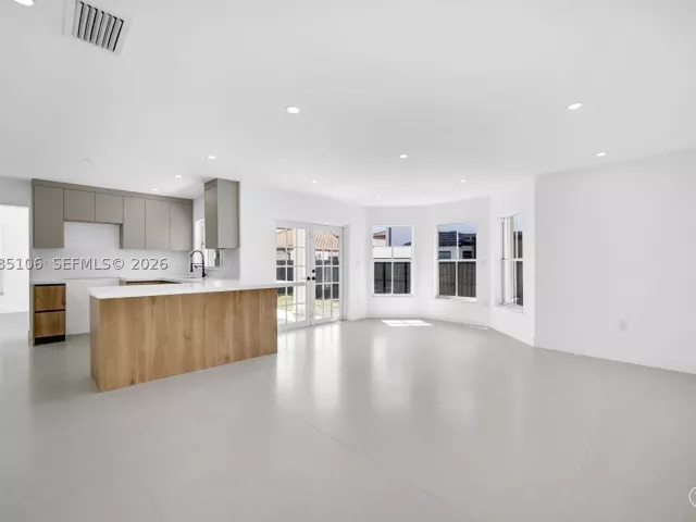 4-bedroom home for sale in Miami - 13078 NW 10th St - MondialRealty