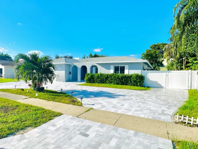4-bedroom home for rent in Boca Raton - 1545 NW 11th St - MondialRealty