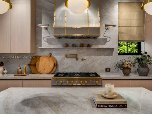 4-bedroom home for sale in Coral Gables - 418 Castania Ave - MondialRealty