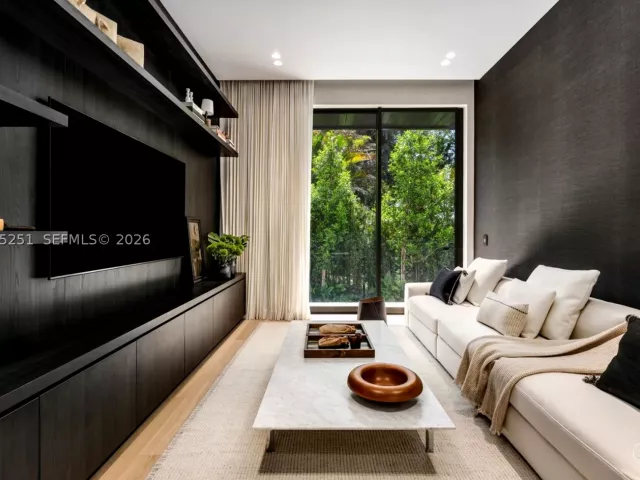 4-bedroom home for sale in Coral Gables - 418 Castania Ave - MondialRealty