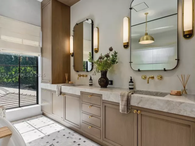 4-bedroom home for sale in Coral Gables - 418 Castania Ave - MondialRealty
