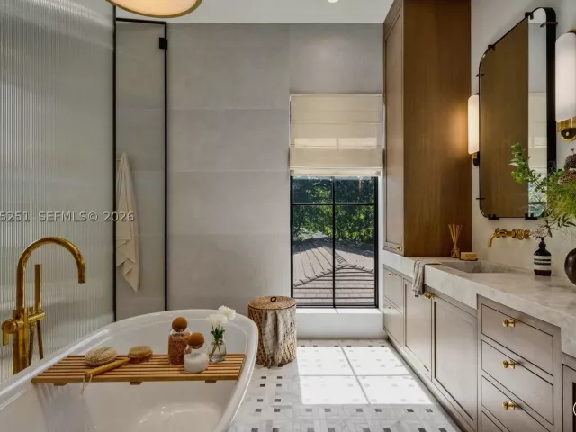 4-bedroom home for sale in Coral Gables - 418 Castania Ave - MondialRealty