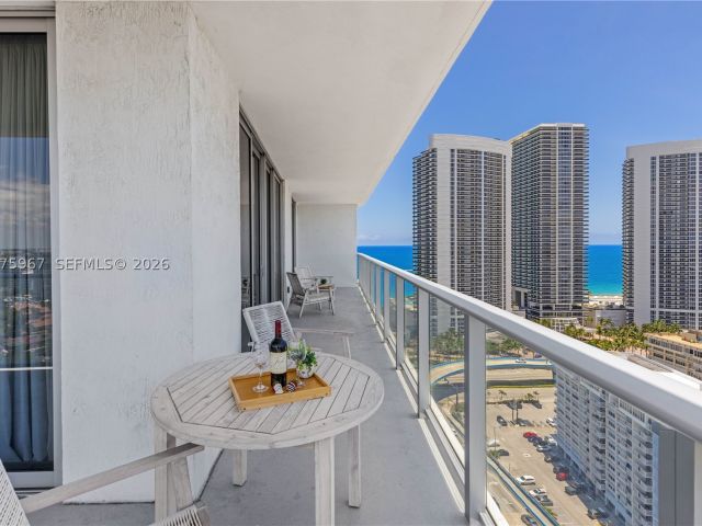 3-bedroom condo for sale in Hollywood - 4010 S Ocean Dr R2008 - MondialRealty