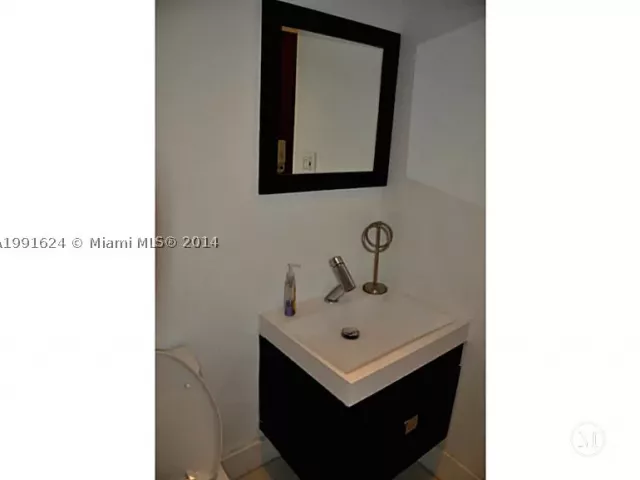 2-bedroom condo for rent in Hollywood - 3801 S OCEAN DR 7X - MondialRealty