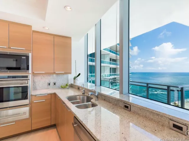 2-bedroom condo for sale in Bal Harbour - 10295 COLLINS AV 1202 - MondialRealty