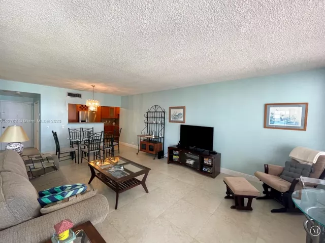 1-bedroom condo for rent in Hollywood - 3505 S Ocean Dr 1415 - MondialRealty