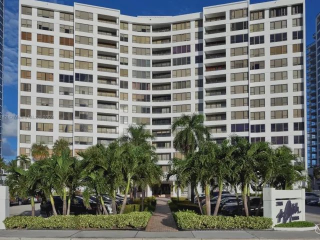 1-bedroom condo for rent in Hollywood - 3505 S Ocean Dr 1415 - MondialRealty