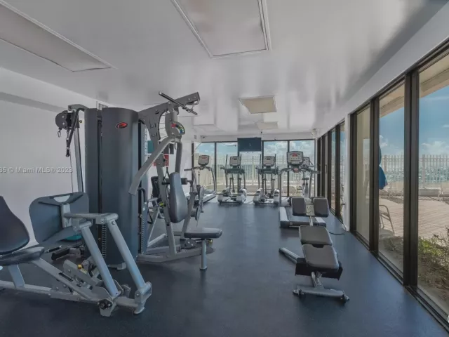 1-bedroom condo for rent in Hollywood - 3505 S OCEAN DR 607 - MondialRealty