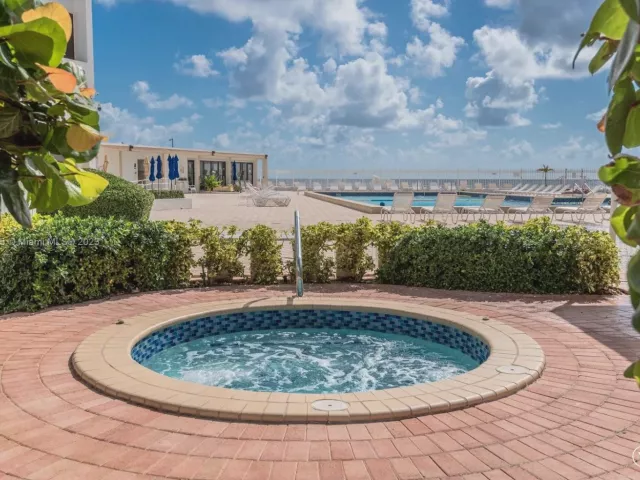 1-bedroom condo for rent in Hollywood - 3505 S OCEAN DR 607 - MondialRealty