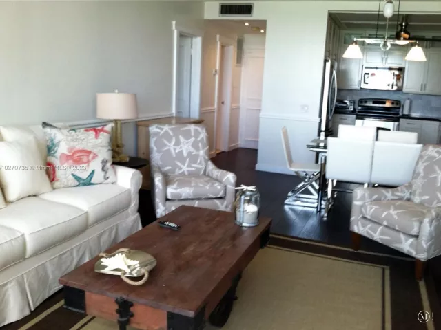 1-bedroom condo for rent in Hollywood - 3505 S OCEAN DR 607 - MondialRealty