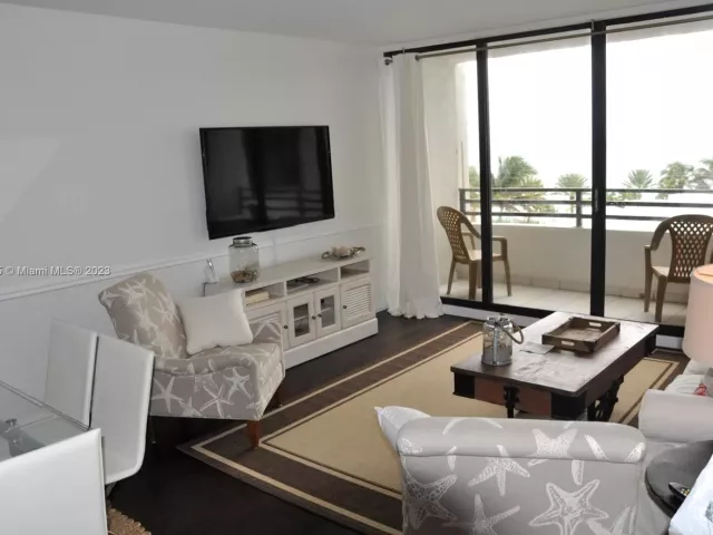 1-bedroom condo for rent in Hollywood - 3505 S OCEAN DR 607 - MondialRealty