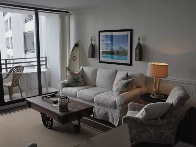 1-bedroom condo for rent in Hollywood - 3505 S OCEAN DR 607 - MondialRealty