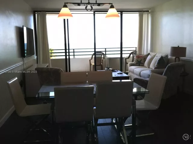 1-bedroom condo for rent in Hollywood - 3505 S OCEAN DR 607 - MondialRealty