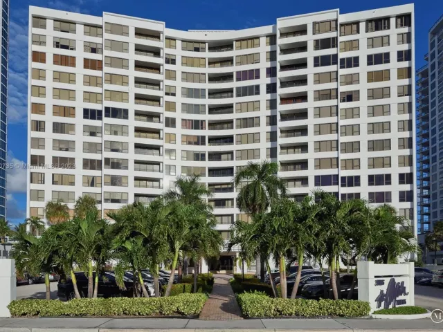 1-bedroom condo for rent in Hollywood - 3505 S OCEAN DR 607 - MondialRealty