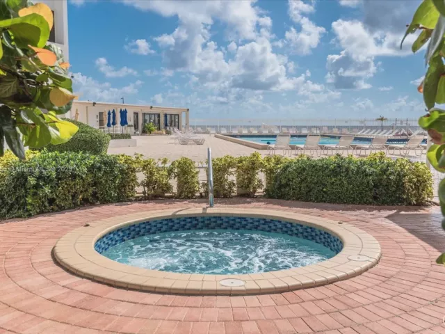 1-bedroom condo for rent in Hollywood - 3505 S OCEAN DR 1111 - MondialRealty