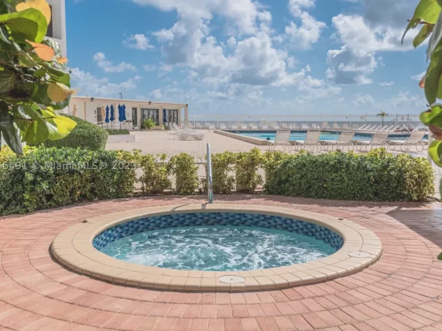 2-bedroom condo for rent in Hollywood - 3505 S OCEAN DR 421 - MondialRealty