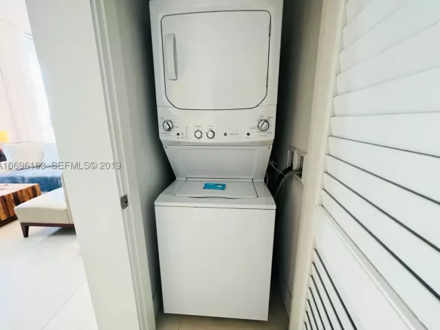 1-bedroom condo for rent in Hollywood - 4111 S OCEAN DR 205 - MondialRealty