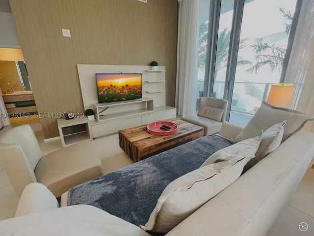 1-bedroom condo for rent in Hollywood - 4111 S OCEAN DR 205 - MondialRealty