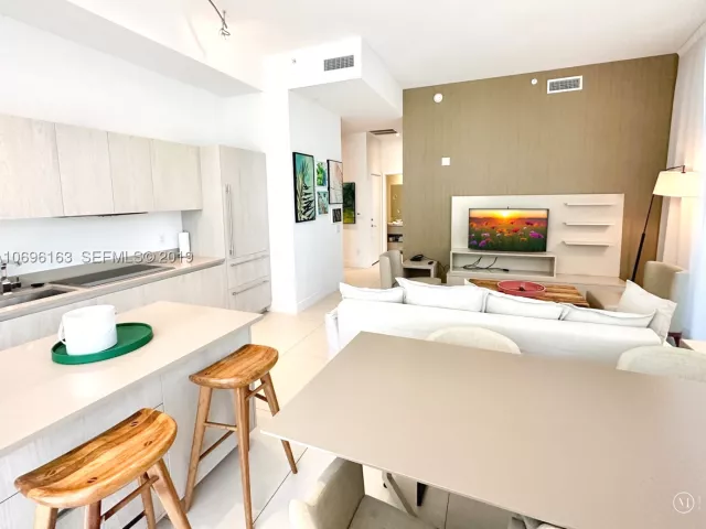 1-bedroom condo for rent in Hollywood - 4111 S OCEAN DR 205 - MondialRealty