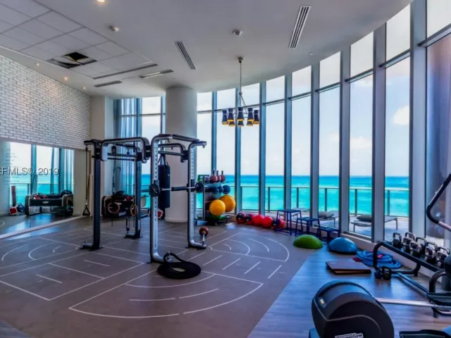 1-bedroom condo for rent in Hollywood - 4111 S OCEAN DR 205 - MondialRealty