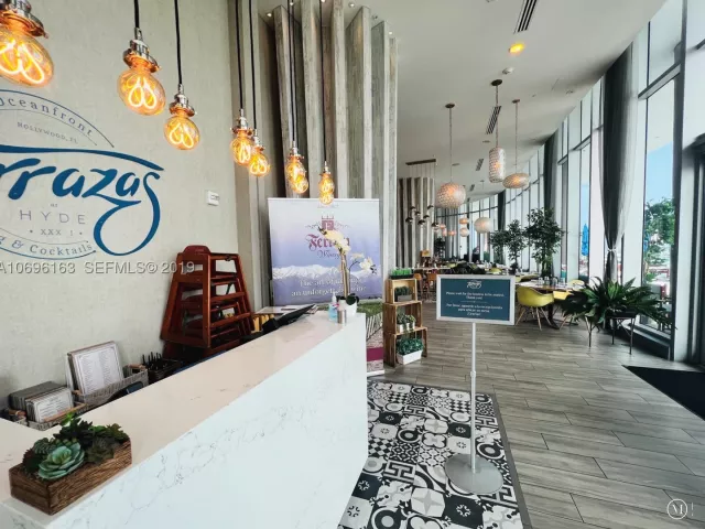 1-bedroom condo for rent in Hollywood - 4111 S OCEAN DR 205 - MondialRealty