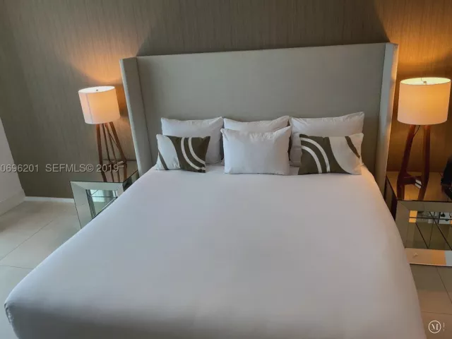 1-bedroom condo for rent in Hollywood - 4111 S OCEAN DR 1107 - MondialRealty