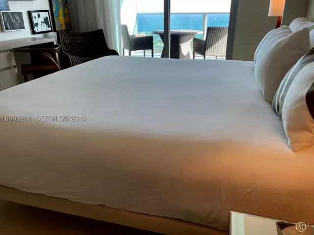 1-bedroom condo for rent in Hollywood - 4111 S OCEAN DR 1107 - MondialRealty