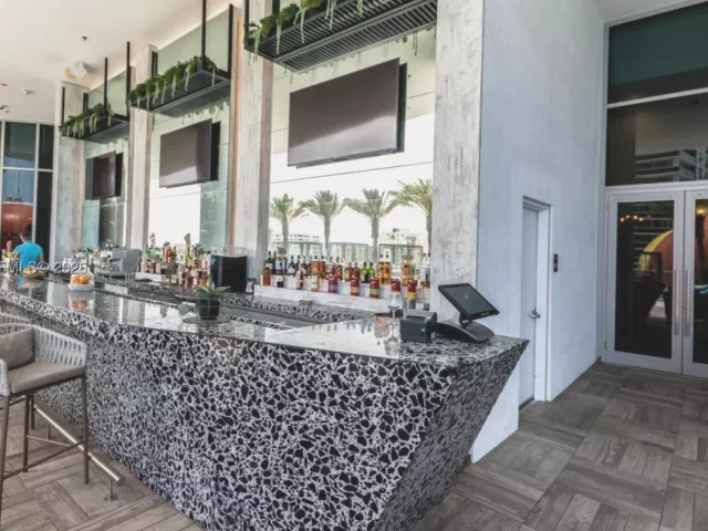 1-bedroom condo for rent in Hollywood - 4111 S OCEAN DR 1107 - MondialRealty