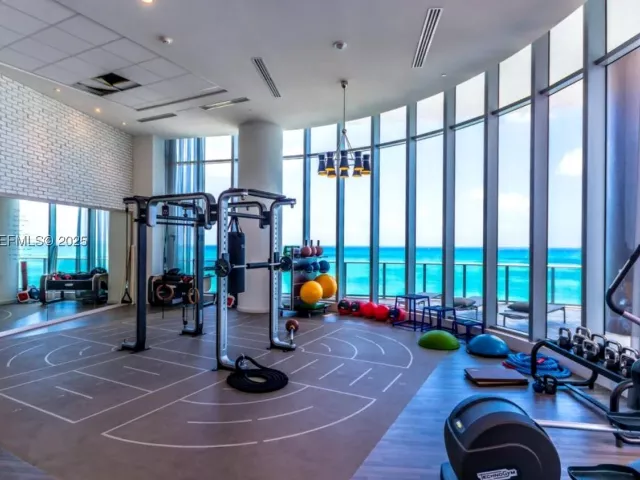 1-bedroom condo for rent in Hollywood - 4111 S OCEAN DR 1107 - MondialRealty