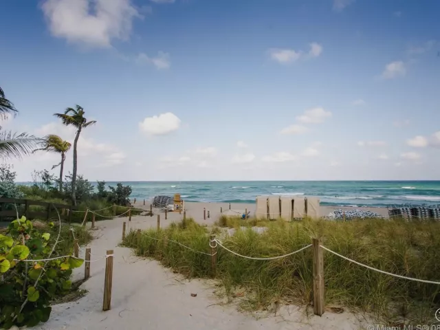 3-bedroom condo for rent in Hollywood - 4001 S Ocean Dr PH2 - MondialRealty