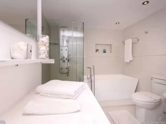 3-bedroom condo for rent in Hollywood - 4001 S Ocean Dr PH2 - MondialRealty