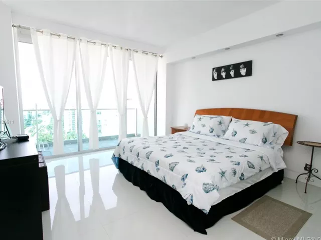 3-bedroom condo for rent in Hollywood - 4001 S Ocean Dr PH2 - MondialRealty
