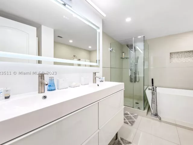 3-bedroom condo for rent in Hollywood - 4001 S Ocean Dr PH2 - MondialRealty