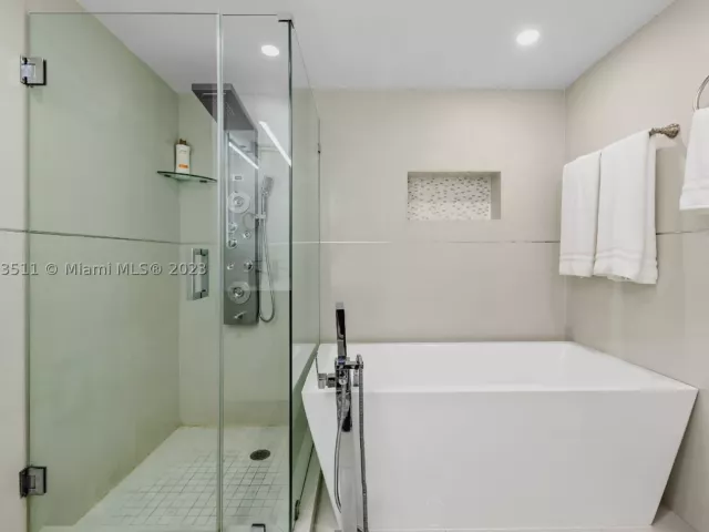 3-bedroom condo for rent in Hollywood - 4001 S Ocean Dr PH2 - MondialRealty