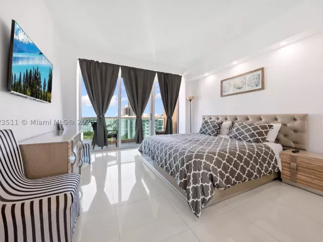 3-bedroom condo for rent in Hollywood - 4001 S Ocean Dr PH2 - MondialRealty