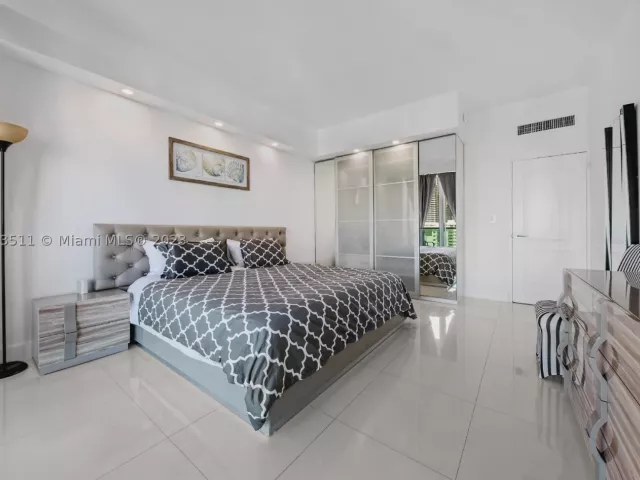 3-bedroom condo for rent in Hollywood - 4001 S Ocean Dr PH2 - MondialRealty