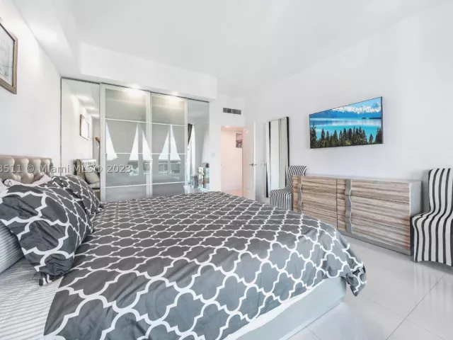 3-bedroom condo for rent in Hollywood - 4001 S Ocean Dr PH2 - MondialRealty