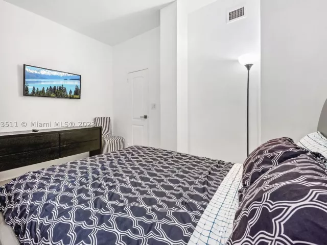 3-bedroom condo for rent in Hollywood - 4001 S Ocean Dr PH2 - MondialRealty