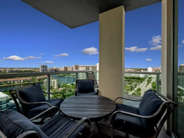3-bedroom condo for rent in Hollywood - 4001 S Ocean Dr PH2 - MondialRealty