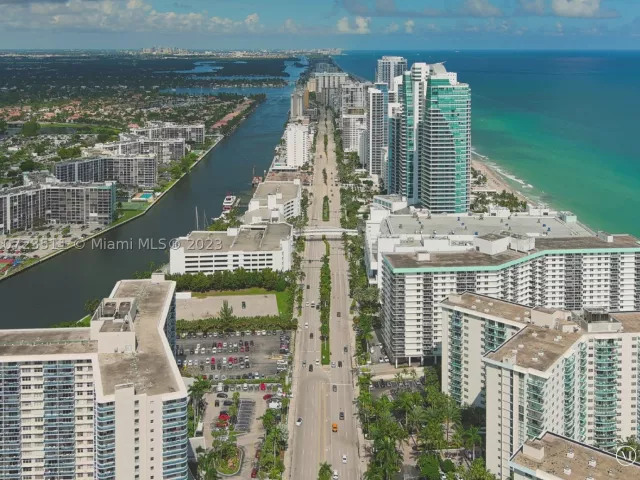 3-bedroom condo for rent in Hollywood - 4001 S Ocean Dr PH2 - MondialRealty