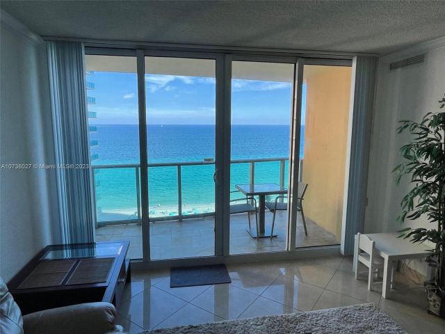 1-bedroom condo for rent in Hollywood - 2501 S OCEAN DR 1221 - MondialRealty