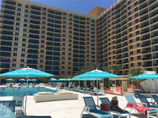 1-bedroom condo for rent in Hollywood - 2501 S OCEAN DR 1221 - MondialRealty