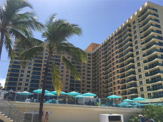 1-bedroom condo for rent in Hollywood - 2501 S OCEAN DR 1221 - MondialRealty