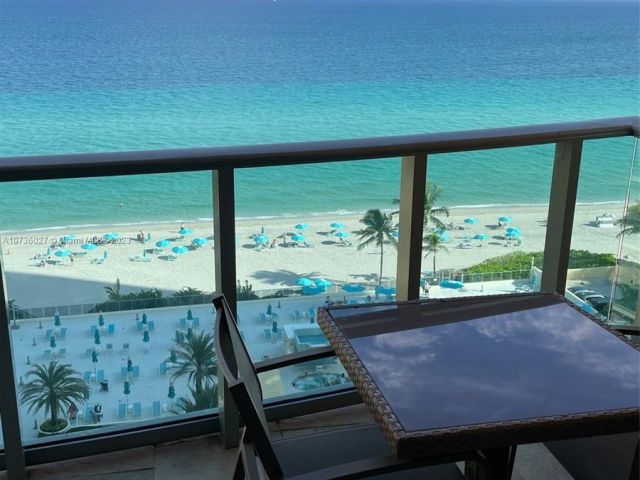 1-bedroom condo for rent in Hollywood - 2501 S OCEAN DR 1221 - MondialRealty