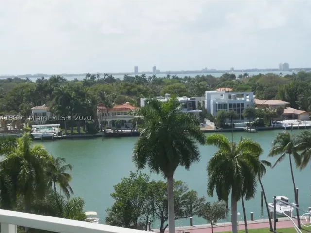 2-bedroom condo for rent in Miami Beach - 5161 COLLINS AV 806 - MondialRealty
