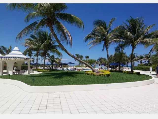2-bedroom condo for rent in Miami Beach - 5161 COLLINS AV 806 - MondialRealty