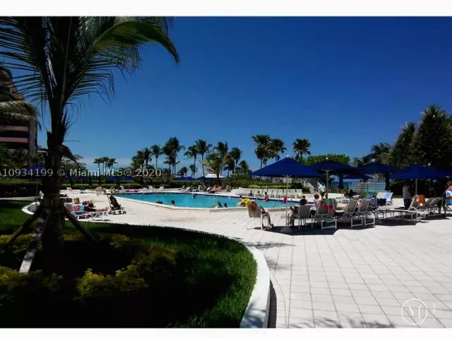 2-bedroom condo for rent in Miami Beach - 5161 COLLINS AV 806 - MondialRealty