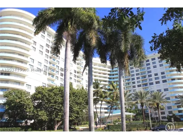 2-bedroom condo for rent in Miami Beach - 5161 COLLINS AV 806 - MondialRealty