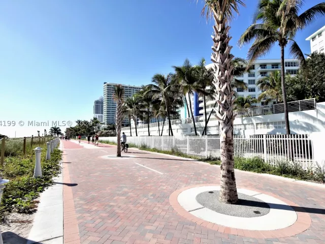 2-bedroom condo for rent in Miami Beach - 5161 COLLINS AV 806 - MondialRealty